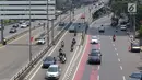 Suasana arus lau lintas di Jalan Gatot Soebroto di Jakarta, Selasa (1/5). Memperingati Hari Buruh yang jatuh pada tanggal 1 Mei, sejumlah organisasi pekerja mengadakan demonstrasi di beberapa lokasi di wilayah Jakarta. (Liputan6.com/Immanuel Antonius)