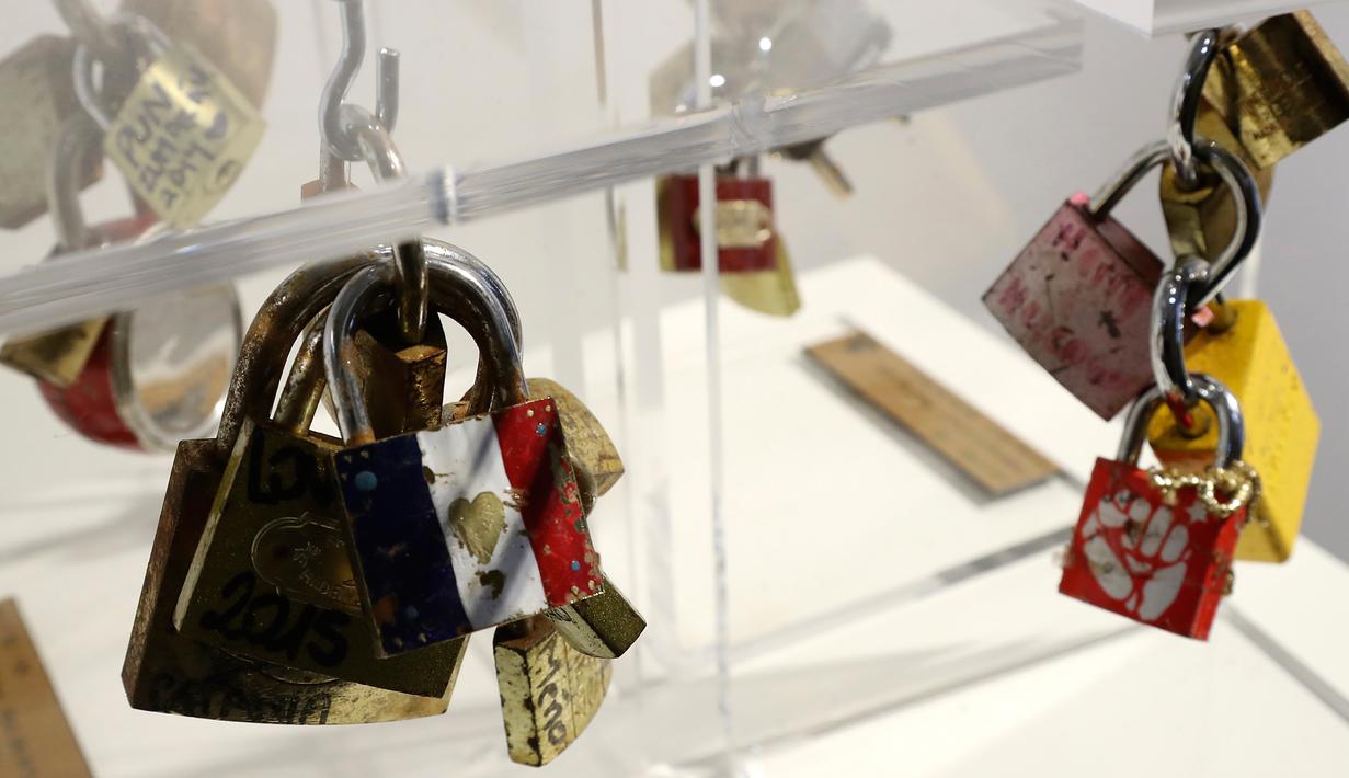 Sejumlah gembok cinta dari Jembatan Pont des Art saat dilelang oleh Ville de Paris, Prancis, Rabu (3/5). Gembok-gembok cinta yang akan dilelang itu hasil dari pembersihan tahun 2015. (Jacques DEMARTHON/AFP)