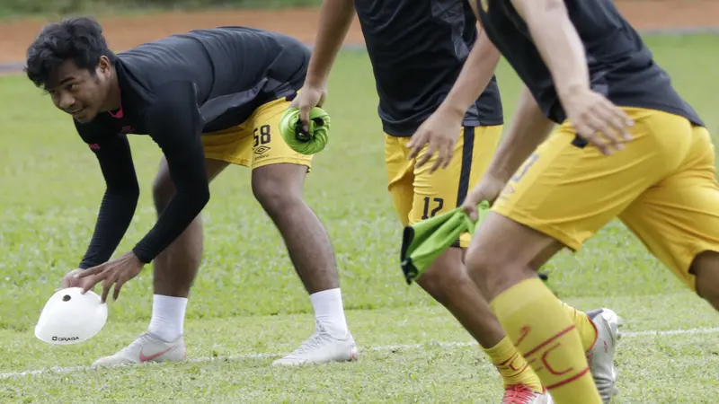 Pemain Bhayangkara FC, Ilham Udin, memegang bola saat latihan jelang laga Piala Indonesia 2019. (Bola.com/M. Iqbal Ichsan)