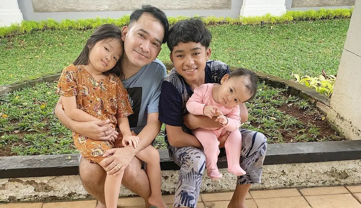 Pemerintah Indonesia kini tengah menyiapkan wacana ‘New Normal’, termasuk dalam kegiatan sekolah. Menanggapi hal ini Ruben Onsu sebagai orang tua mengaku masih ragu, mengingat kondisinya masih seperti sekarang ini. (Instagram/ruben_onsu)