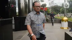 Direktur Utama PT Waskita Beton Precast Djarot Subana usai menjalani pemeriksaan di gedung KPK, Jakarta, Rabu (5/2/2020). Djarot Subana diperiksa dalam kasus dugaan korupsi pengerjaan subkontraktor proyek fiktif yang dikerjakan PT Waskita Karya. (merdeka.com/Dwi Narwoko)