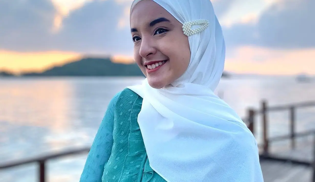 Warna pastel identik dengan nuansa warna yang mengarah ke warna muda dari jenis warna atau warna cerah. Tentu saja warna biru muda ini cocok dikenakan gadis asal Tanah Pasundan ini. (Liputan6.com/IG/@nabilaishma)