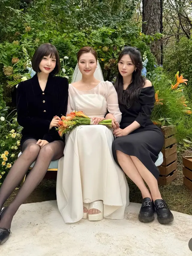 Joy Red Velvet hadir di pernikahan adiknya dengan tampilan serba hitam. [@_imyour_joy]