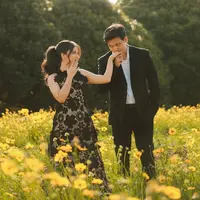 Frans dan Indah tampak memilih konsep nature pada foto prewedding mereka. Keduanya kompak mengenakan pakaian hitam, Frans mengenakan setelan jas hitam senada dengan celananya. [@fransfaisal_]