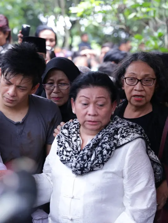 Sophia Latjuba berusaha menenangkan kesedihan yang direndung oleh Alea, putri hasil pernikahan Ariel NOAH dengan mantan istri Sarah Amelia. (Adrian Putra/Bintang.com)