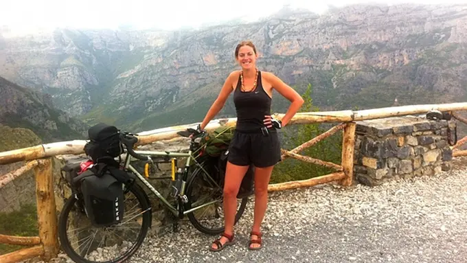 Kisah Pelancong yang Bersepeda Lintasi 'Tanah Darah'