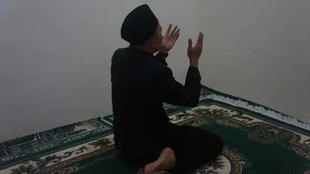 Usai Perda Pesantren disahkan, putra pendiri Ponpes Khozinatul Ulum Blora Gus Labib langsung melakukan sujud syukur. (Liputan6.com/Ahmad Adirin)