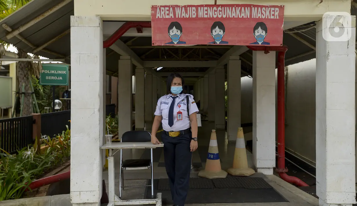 Petugas berjaga di Rumah Sakit Penyakit Infeksi (RSPI) Sulianti Saroso, Sunter, Jakarta Utara, Kamis (5/3/2020).  Satu WNA terindikasi virus corona diizinkan pulang setelah hasil pemeriksaan, WNA itu negatif corona. (merdeka.com/Imam Buhori)