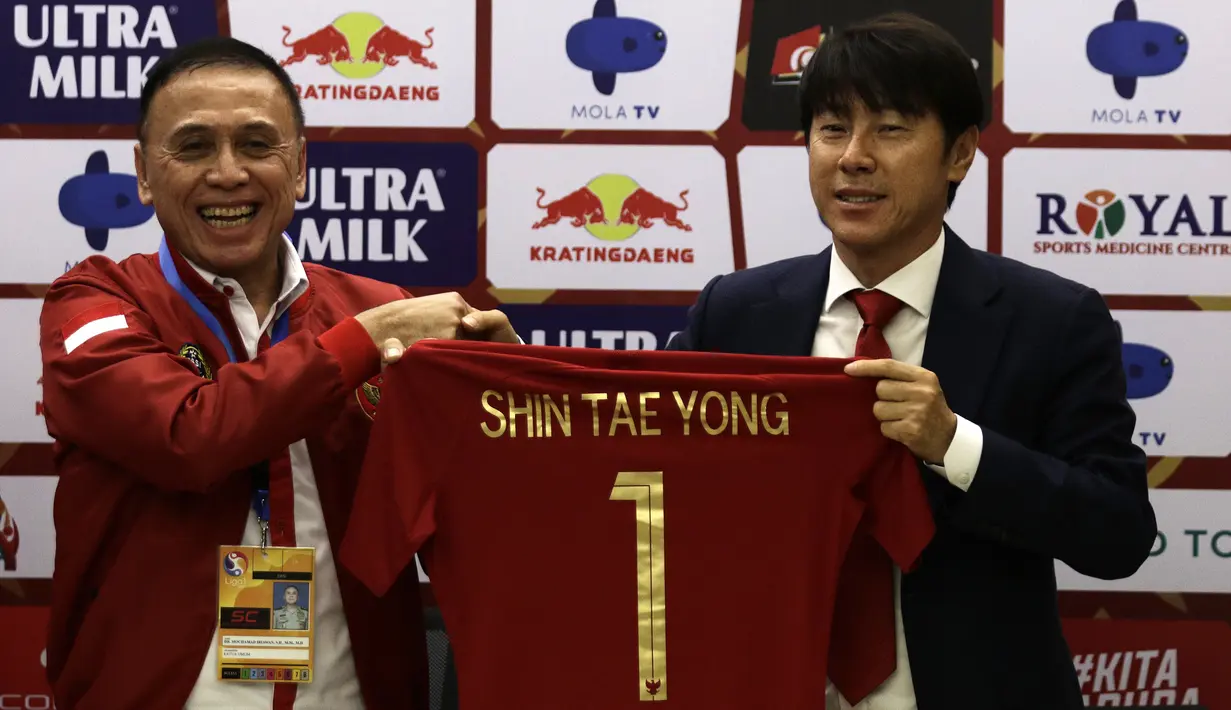 Pelatih baru Timnas Indonesia, Shin Tae-yong, bersama Muhammad Iriawan saat diperkenalkan kepada publik pada jumpa pers di Stadion Pakansari, Bogor, Sabtu (28/12). Dirinya dikontrak selama empat tahun oleh PSSI. (Bola.com/Vitalis Yogi Trisna)