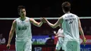 Pasangan Indonesia Kevin Sanjaya Sukamuljo/Marcus Fernaldi Gideon saat menghadapi pasangan Jepang Hiroyuki Endo/Yuta Watanabe pada laga final ganda putra All England 2020 di Birmingham, Inggris, Minggu (15/3/2020). Kevin/Marcus kalah dengan skor 18-21, 21-12, dan 19-21. (Oli SCARFF/AFP)