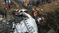 Bangkai pesawat Yeti Airlines yang jatuh di Pokhara, Nepal, Minggu, 15 Januari 2023. (dok. PRAKASH MATHEMA / AFP)
