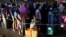 Warga mengantre untuk membeli minyak tanah di pompa bensin di Kolombo (22/3/2022). Sri Lanka memerintahkan pasukan ke pompa bensin pada 22 Maret ketika protes sporadis meletus di antara ribuan pengendara yang mengantre setiap hari untuk mendapatkan bahan bakar yang langka. (AFP/Ishara S.Kodikara)