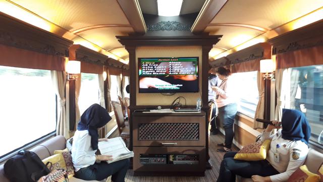 Intip mewahnya kereta Kepresidenan RI. (Ilyas Praditya/Liputan6.com)