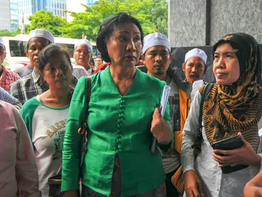 Aktivis HAM, Ratna Sarumpaet (tengah) bersama warga korban penggusuran saat datangi DPRD DKI di Jakarta, (18/4). Ratna hadir untuk memperjuangkan hak ratusan warga Kampung Pasar Ikan dan Aquarium yang terkena penggusuran. (Liputan6.com/Yoppy Renato)