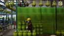 Pekerja mereproduksi tabung gas elpiji 3 kg di Depot LPG Tanjung Priok, Jakarta, Selasa (29/1). Pemerintah dan Badan Anggaran DPR menyepakati kenaikan anggaran subsidi energi Rp 4,1 triliun di tahun 2019 menjadi Rp 160 triliun. (Liputan6.com/Johan Tallo)