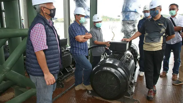 Pelaksana harian (PLH) Kepala BP Batam Purwiyanto meninjau proyek pipa transmisi dari Waduk Tembesi menuju ke Waduk Muka Kuning.