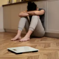 Bagi sebagian orang, berat badan yang menurun mungkin dianggap kabar baik — apalagi jika tidak perlu repot diet atau olahraga. Namun, penurunan berat badan yang terjadi tanpa sebab jelas justru bisa menjadi tanda ada sesuatu yang tidak beres pada tubuh. (foto/dok: freepik)