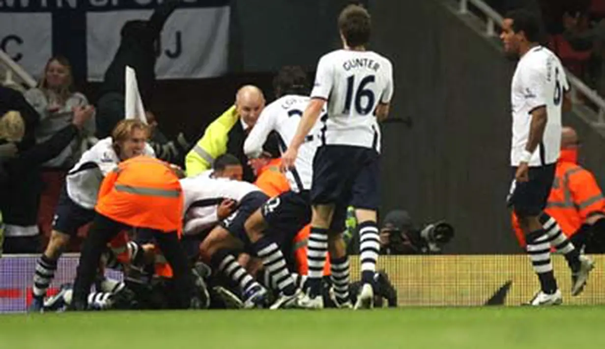 Tottenham Hotspur's players celebrate after equalising at 4-4 against Arsenal during their Premiership football match in London, on October 29, 2008. AFP PHOTO/Chris Ratcliffe