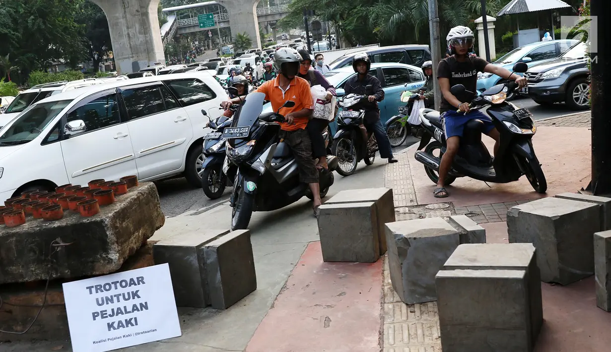 Sejumlah pengendara motor berusaha melintas di trotoar di Jalan Casablanca, Jakarta Selatan, Jumat (21/7). (Liputan6.com/ Immanuel Antonius)