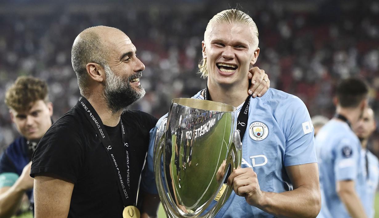 Pelatih Manchester City,  Pep Guardiola, bersama Erling Haaland saat perayaan juara UEFA Super Cup 2023 di Stadion Georgios Karaiskakis, Kamis (17/8/2023). Laga Piala Super Eropa kali ini berakhir imbang 1-1 dalam 90 menit, Man City menang 5-4 di babak adu penalti. (AFP/Spyros Bakalis)