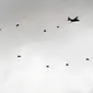 Tentara udara melompat dari pesawat kargo C-130 Hercules pada latihan tahunan Han Kuang di sebuah pangkalan udara di Taichung, Kamis (7/6). Latihan militer tahunan terbesar ini digelar di tengah kian agresifnya China terhadap Taiwan. (AP/Chiang Ying-ying)