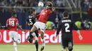 Gelandang Manchester United, Marouane Fellaini,  menghalau bola saat pertandingan melawan Real Madrid pada laga Piala Super Eropa di Stadion Philip II, Skopje, Selasa (8/8/2017). Foto muka unik Fellaini viral di media sosial. (AP/Thanassis Stavrakis)