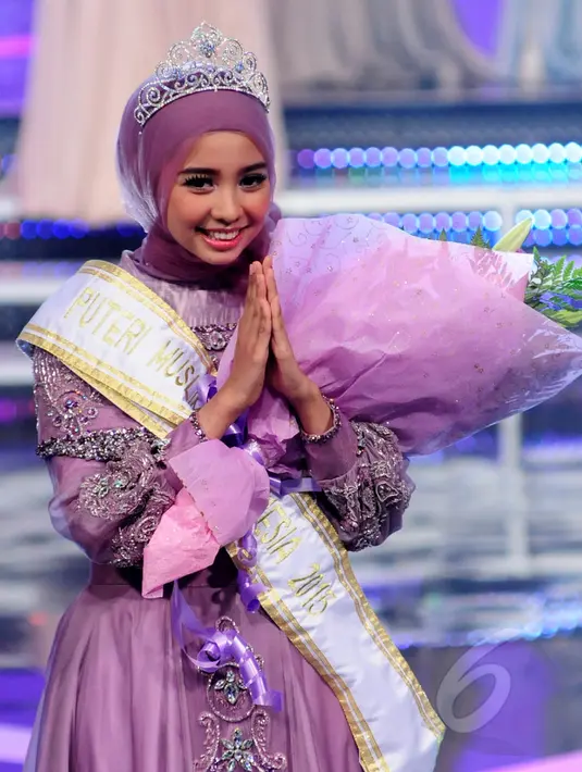 Finalis asal Medan, Nesa Aqila Herryanto Putri usai dinobatkan sebagai Putri Muslimah Indonesia 2015 di Studio 6 Emtek City, Jakarta, Rabu (13/5) malam. (Liputan6.com/Faisal R Syam)