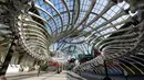 Tampilan instalasi dari kerangka ular di pameran Monumenta di Grand Palais, Paris , Prancis , 8 Mei 2016. Huang Yong Ping adalah seniman kontroversial dan provokatif dari seni China di tahun 1980-an. (REUTERS / Jacky Naegelen)