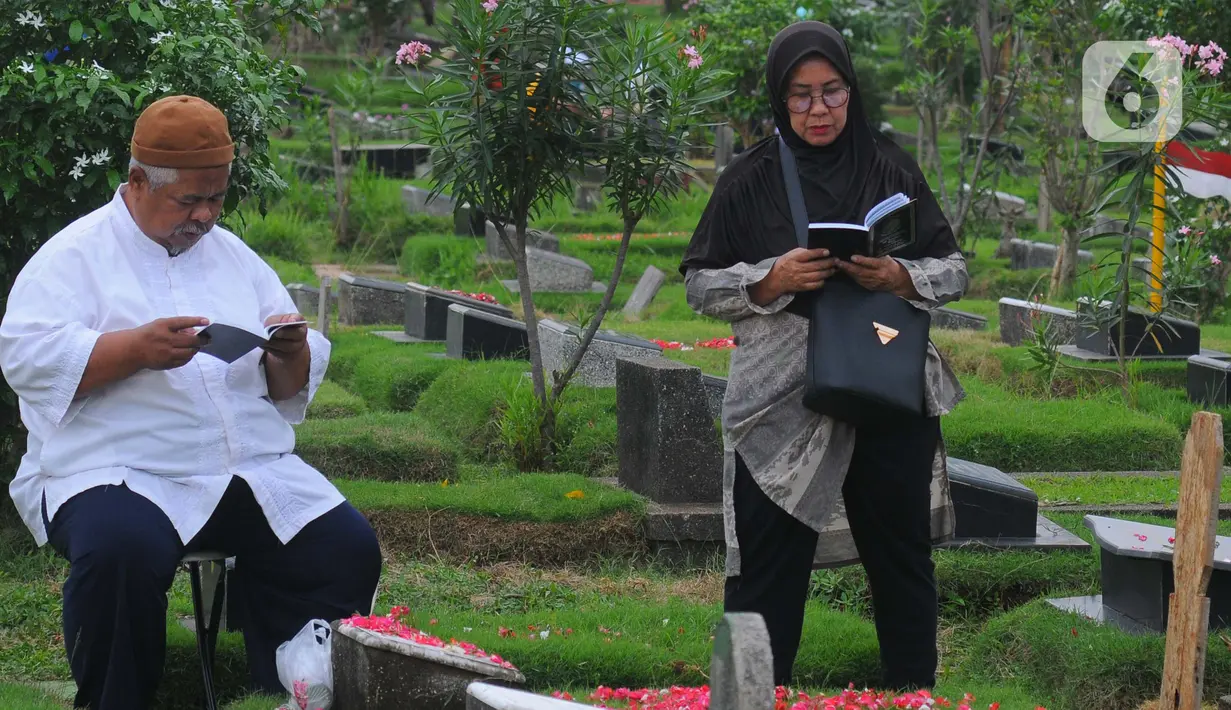 Warga berdoa saat berziarah ke makam TPU Malaka di Jakarta Timur, Sabtu (11/2023). Untuk menghindari kepadatan saat berziarah ke makam keluarga, warga memilih untuk lebih awal guna menghindari kepadatan ziarah kubur jelang bulan suci Ramadhan 1444 Hijriah. (merdeka.com/Imam Buhori)