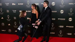 Pemain Manchester City, Rodri menggunakan tongkat bantu saat menghadiri penghargaan Ballon d'Or 2024 pada acara yang berlangsung di Theatre du Chatelet, Paris, Selasa (29/10/2024) dini hari WIB. (AFP/Franck Fife)