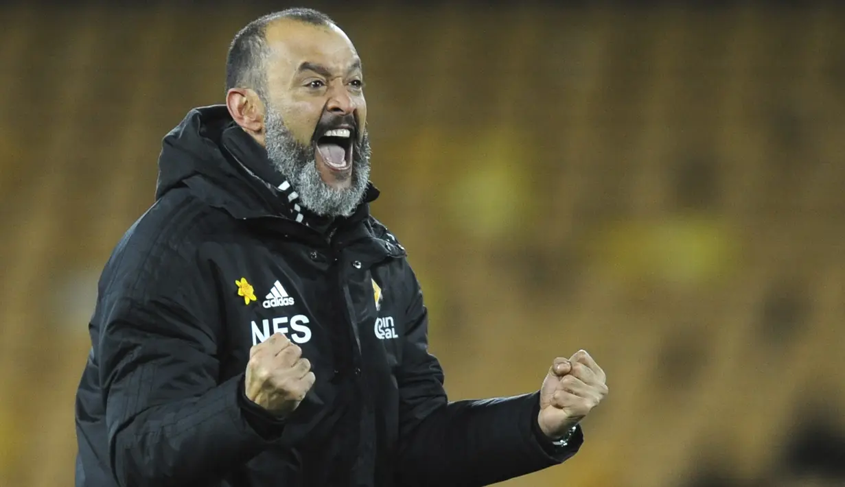 Pelatih Wolverhampton Wanderers, Nuno Espirito Santo, melakukan selebrasi usai menaklukkan Manchester United pada laga Piala FA 2019 di Stadion Molineux, Sabtu (16/3). Wolverhampton menang 2-1 atas Manchester United. (AP/Rui Vieira)