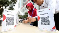 Karyawan BI melakukan transaksi menggunakan QR Code Indonesian Standard (QRIS) di kantor BI, Jakarta, Sabtu (17/8/2019). QRIS merupakan transformasi digital pada Sistem Pembayaran Indonesia sangat membantu percepatan pengembangan ekonomi dan keuangan digital di Indonesia. (Liputan6.com/HO/Rizal)