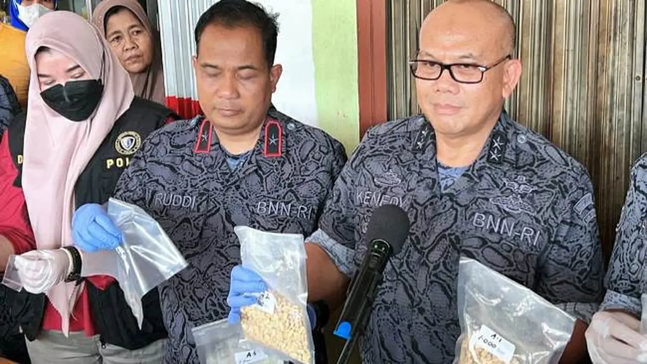 Kepala Deputi Penindakan BNN Irjen Kenedy memperlihatkan barang bukti sitaan dari home industri ekstasi di Pekanbaru.