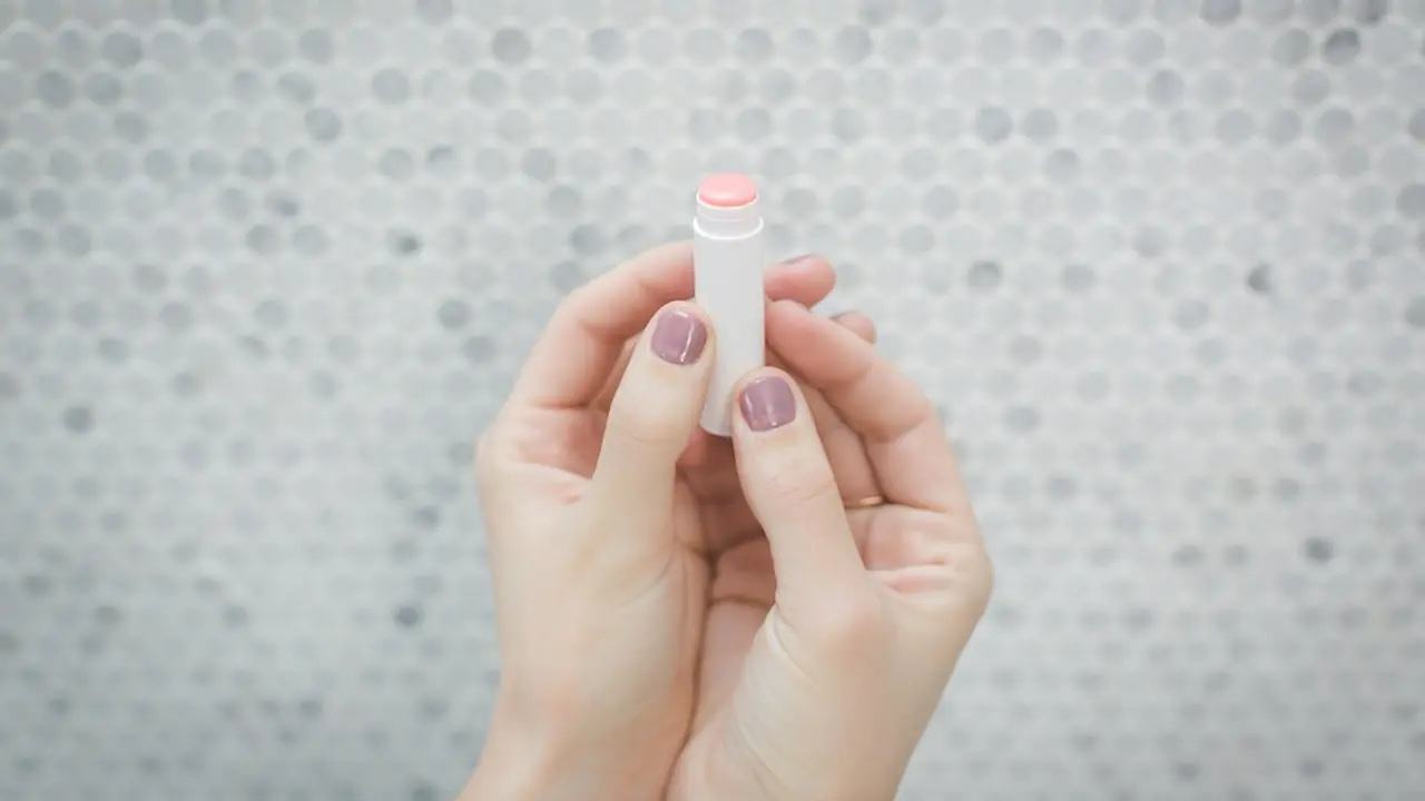 Pentingnya Memakai Pelembab Bibir Sebelum Tidur