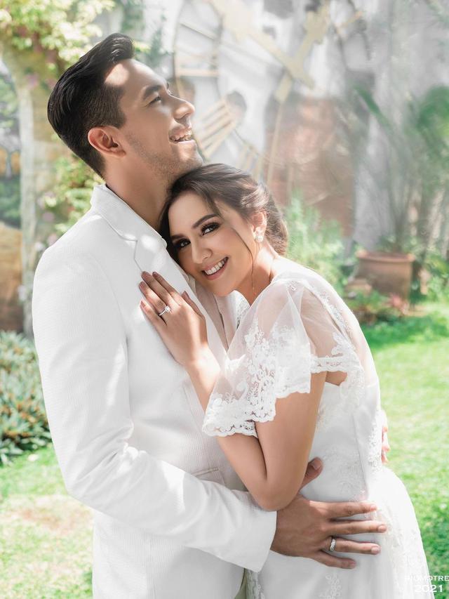 Anniversary ke-15, Ini 7 Potret Darius Sinathrya dan Donna Agnesia Pakai Baju Pernikahan