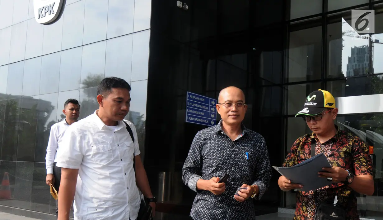 Wakil Bupati Bengkulu Selatan, Gusnan Mulyadi usai diperiksa di gedung KPK, Jakarta, Rabu (30/5). Gusnan diperiksa sebagai saksi terkait kasus suap pengadaan pekerjaan infrastruktur di Pemkab Bengkulu Selatan tahun anggaran 2018. (Merdeka.com/Dwi Narwoko)