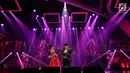 Duet Iwan Fals dan Via Vallen menyanyikan lagu dangdut pada Konser Raya 23 Tahun Indosiar di JCC, Jakarta, Kamis (11/1). Iwan Fals untuk pertama kalinya akan ditantang menyatukan diri dengan Indosiar. (Liputan6.com/Helmi Fithriansyah)