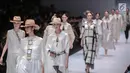 Model memeragakan busana rancangan Novita Yunus dalam Jakarta Fashion Week 2019 di Senayan City, Jakarta, Rabu (24/10). Novita mengusung tema Pesona Sisterhood. (Liputan6.com/Faizal Fanani)