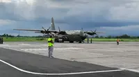 Pesawat Herkules milik TNI AU di siagakan di Bandara Banyuwangi, untuk mendukung KTT G-20 di Bali. (Hermawan/Liputan6.com)