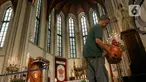 Pengurus gereja membersihkan Gereja Katedral Jakarta menjelang perayaan Hari Raya Natal, Jakarta, Senin (23/12/2024). (Liputan6.com/Herman Zakharia)
