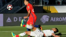 Pemain Cile, Edson Puch, saat mencetak gol pertama ke gawang Meksiko dalam perempat final Copa America Centenario 2016 di Stadion Levis, Santa Clara, AS, Minggu (19/6/2016). (AFP/Beck Diefenbach)