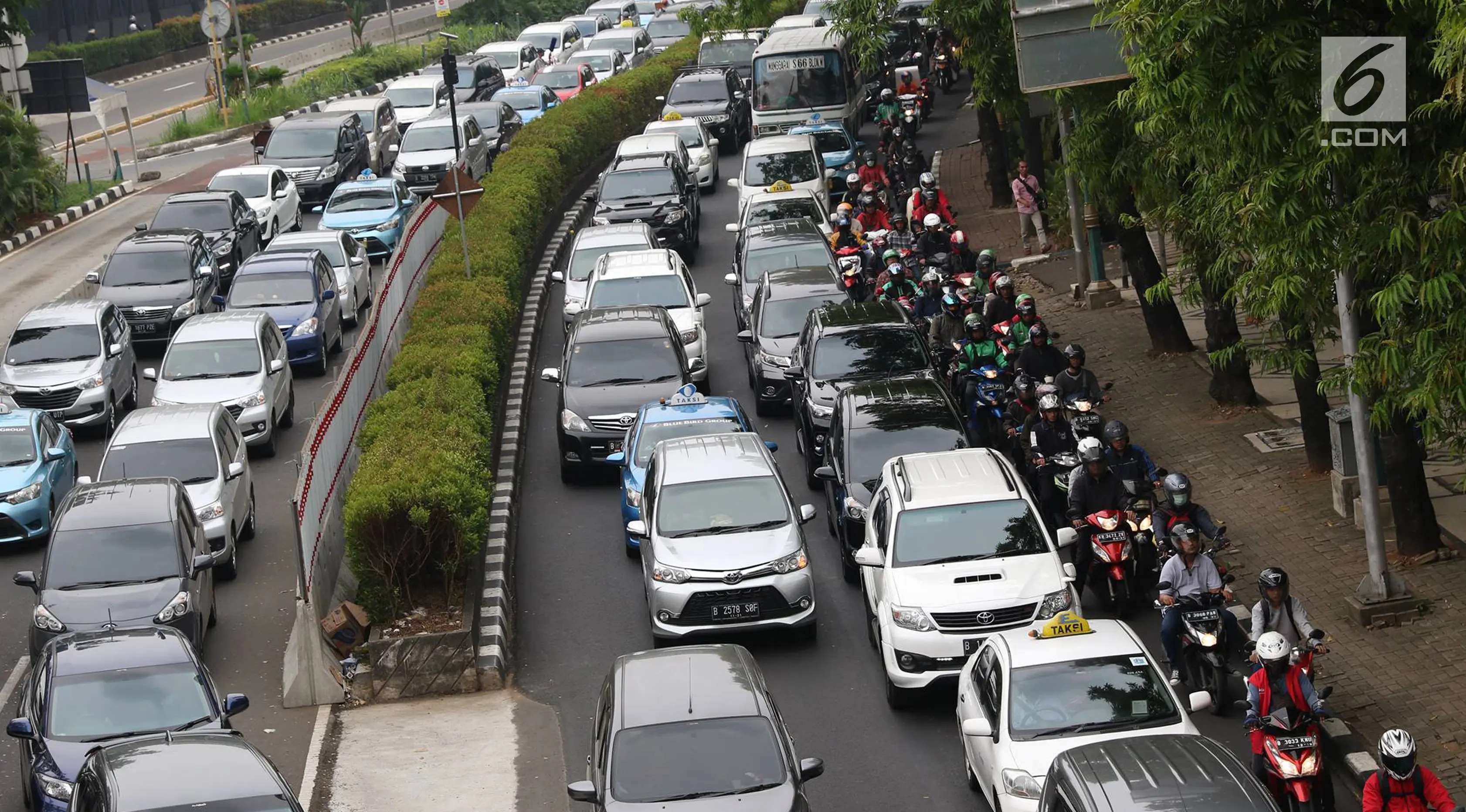 Pengendara sepeda motor melintas di Jalan HR Rasuna Said, Kuningan, Jakarta, Kamis (22/6). Tiga ruas jalan protokol yang tidak boleh dilalui sepeda motor yakni Jalan Rasuna Said, Jalan Sudirman, serta Jalan Gatot Subroto. (Liputan6.com/Immanuel Antonius)