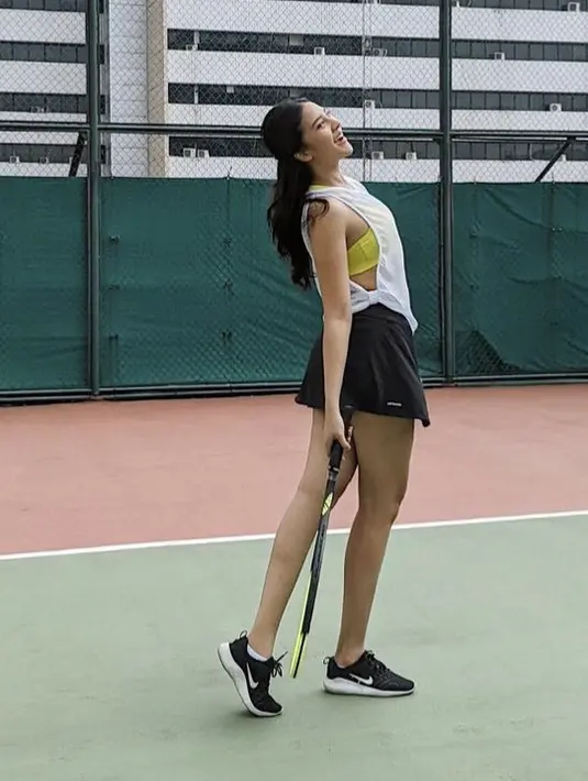 <p>Sedangkan saat tenis, Anya mengenakan inner warna neon dipadukan luaran tanpa lengan warna putih. Ia pun mengenakan mini skirt hitam yang serasi dengan sneakersnya. @anyageraldine</p>