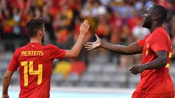 Penyerang Belgia Romelu Lukaku diberi ucapan selamat oleh rekan setimnya Dries Mertens usai mencetak gol ke gawang Mesir saat pertandingan persahabatan di stadion King Baudouin di Brussels (6/6). (AP/Geert Vanden Wijngaert)