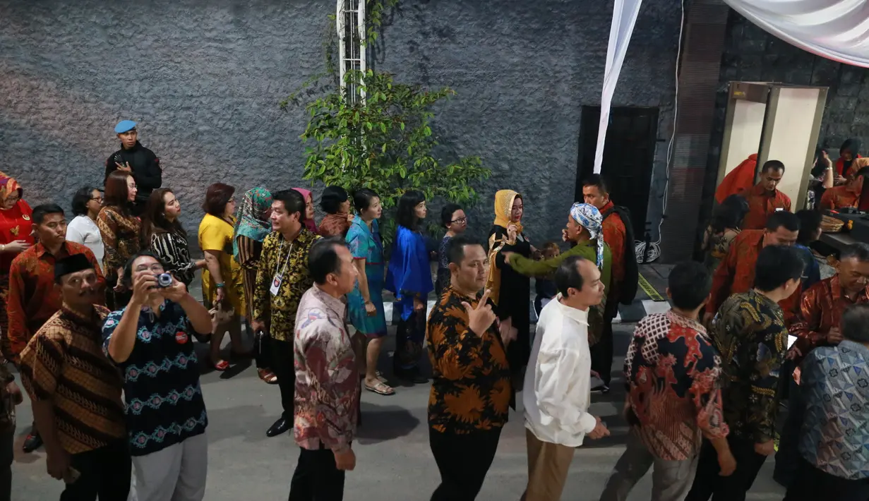 Para relawan datang dengan menumpang bus yang telah disiapkan. Acara midodareni Kahiyang dimulai pukul 19.00 WIB. Calon pengantin pria dan keluarga juga hadir dalam acara tersebut. (Adrian Putra/Bintang.com)