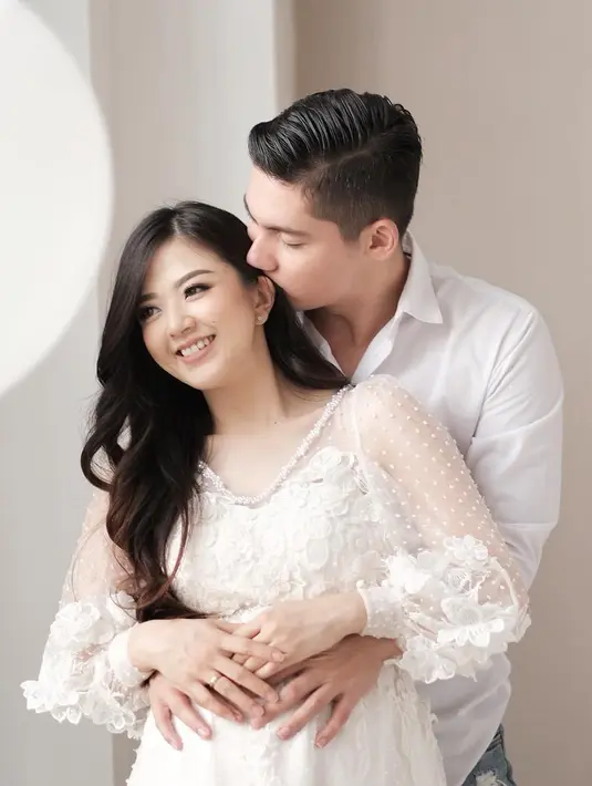 "Udah masuk 37 minggu hari inii.. ☺️😱😌 Antara happy, excited banget mau ketemu baby, sama panik karena persiapan belom kelar dan masih buanyaakkk 😅," tulis perempuan kelahiran Malang 31 tahun silam. (Instagram/samuel_zylgwyn)