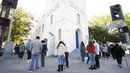 Orang-orang mengantre untuk tes COVID-19 di Echo Park, California, Amerika Serikat, 4 Januari 2022. California mulai merasakan murka penuh varian Omicron. (Sarah Reingewirtz/The Orange County Register via AP)