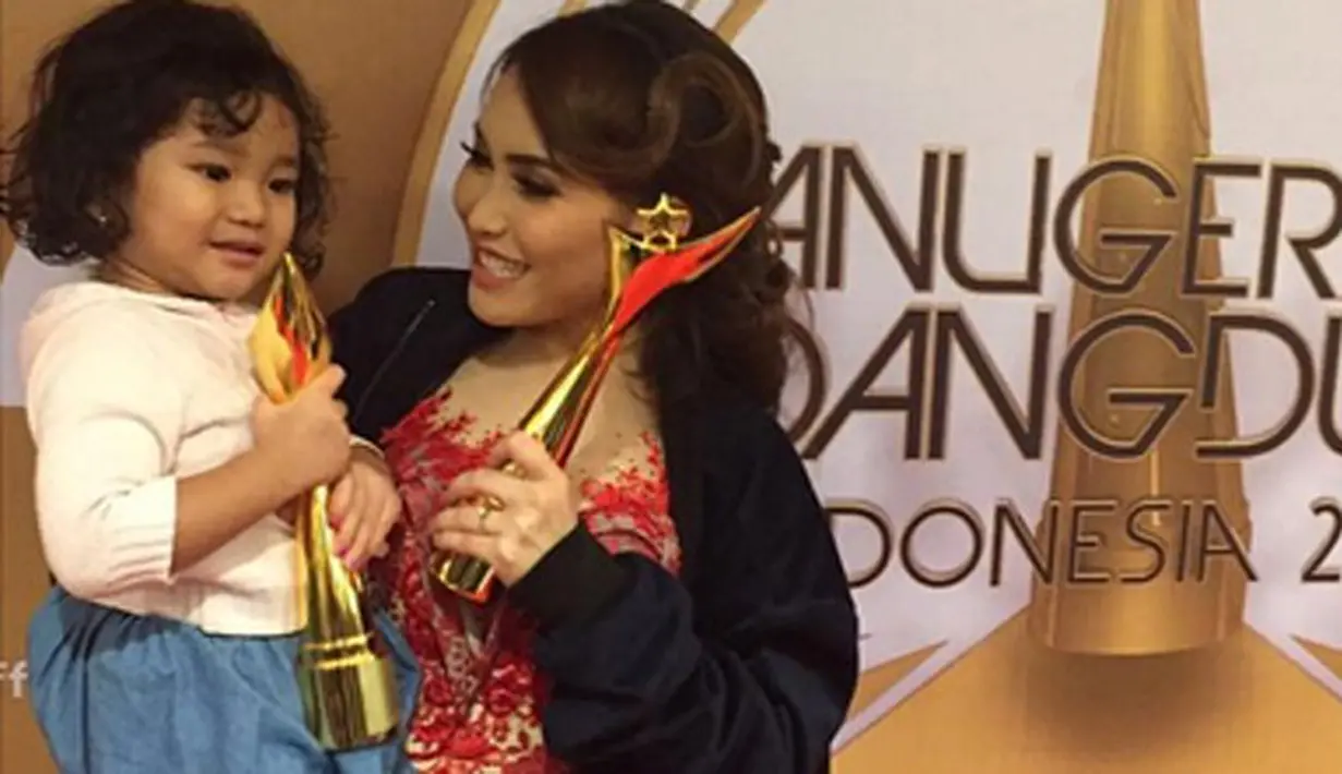 Penyanyi dangdut asal Depok, Jawa Barat, Ayu Ting Ting menyabet tiga penghargaan dalam ajang Anugerah Dangdut Indonesia 2016. Dalam ajang itu, namanya masuk dalam tiga kategori, dan berhasil disabet semuanya. (Instagram)