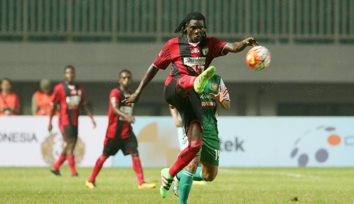Aksi Bio Paulin menghalau bola dari kejaran pemain PS TNI pada laga Torabika SC 2016 di Stadion Pakansari, Bogor, Minggu (19/6/2016). Persipura Menang 3-1. (Bola.com/Nicklas Hanoatubun)