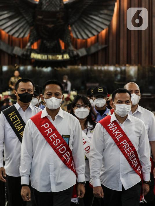 Petugas memperagakan Presiden dan Wakil Presiden dalam gladi bersih persiapan Sidang Tahunan MPR RI, Sidang Bersama DPR RI dan DPD RI dan Sidang Paripurna DPR RI di Kompleks Parlemen, Jakarta, Senin (15/8/2022). Presiden Joko Widodo akan kembali menyampaikan pidato kenegaraan dan keterangan pemerintah terkait RUU APBN 2023 dan Nota Keuangan dalam Rapat Tahunan MPR dan Rapat Bersama DPR & DPD RI pada Selasa, 16 Agustus 2022. (Liputan6.com/Johan Tallo)